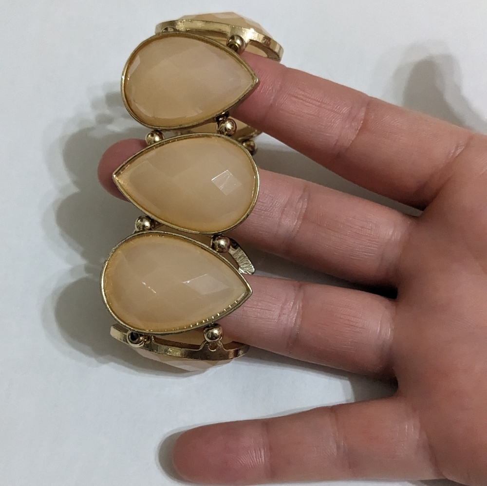 ⭐Peach Tear Drop Stretch Bracelet⭐